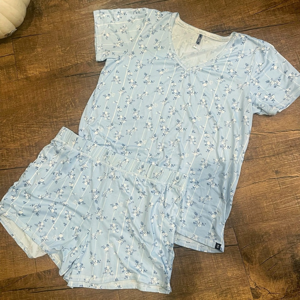 Women’s Large IZOD Blue and White Floral Short Pajama Set